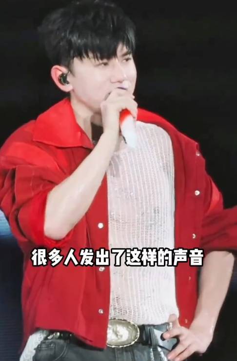 原创            张杰舞台剖白震撼乐坛：从《歌手》争议到万人生现场的音乐破局