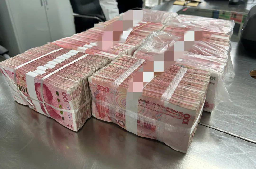 男子携带75万元现金出境，被现场查获