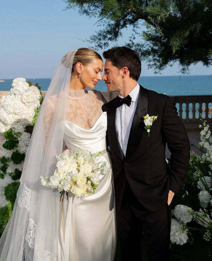 《吸血鬼日记》狼人扮演者结婚！埃琳娜卡罗琳惊喜亮相