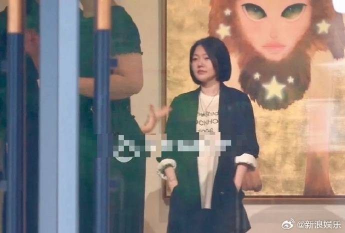 小S和许雅钧低调现身二女儿创作展 小S时隔4个月首度亮相