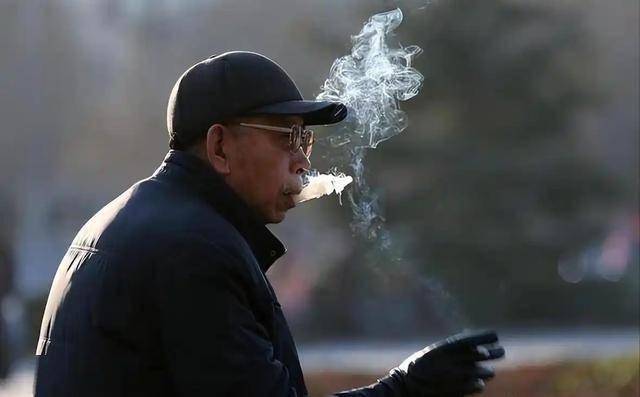 大爷戒烟半年后，心梗离世？医生告诫：戒烟没错，但要注意4件事