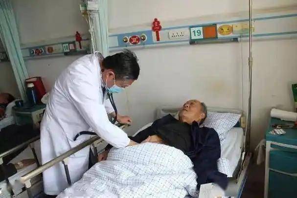 肝硬化去世的人增多？医生苦劝：天热宁可打麻将，也别做这3件事