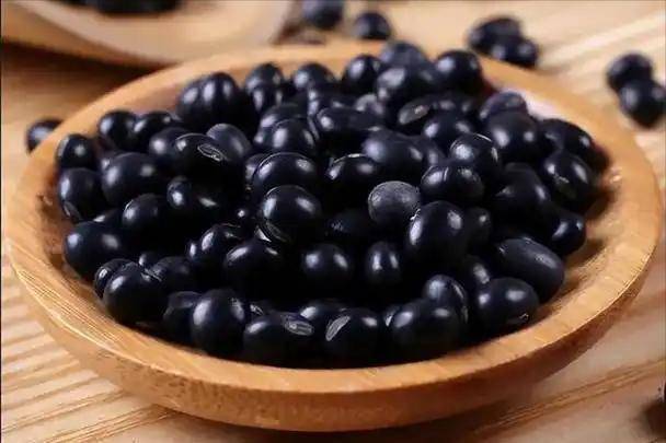 黑豆是血压的“刺客”？医生劝告：若不想血压飙升，可多吃这4物