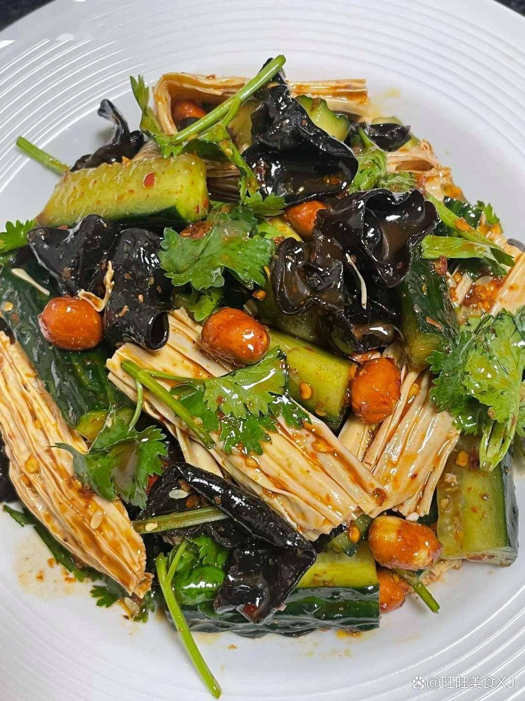 医生提醒：50岁后少吃油腻，常吃4道“排毒菜”，养肝通便精神好