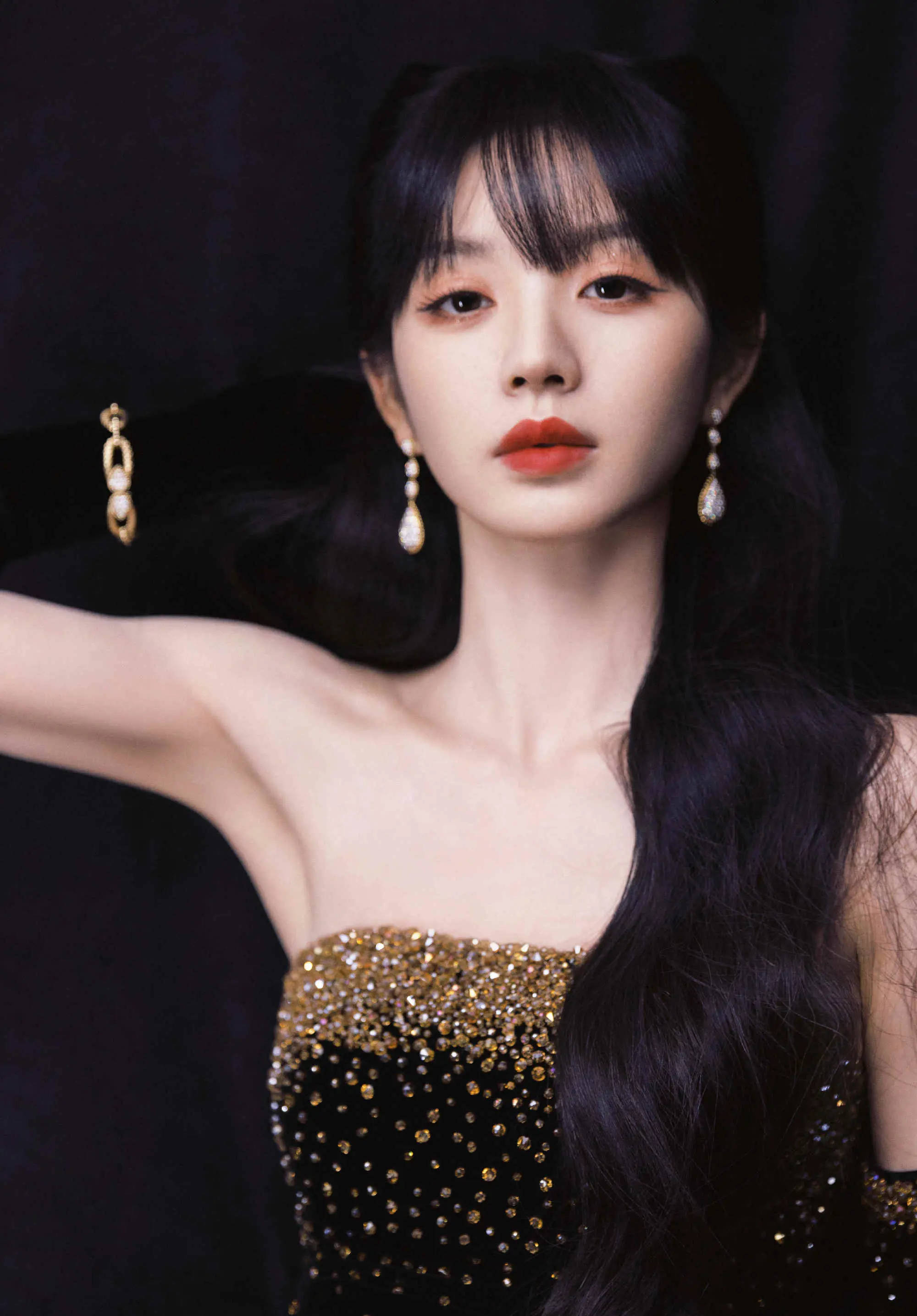 田曦薇抹胸碎钻裙优雅从容 黑白相片复古迷人好似老电影