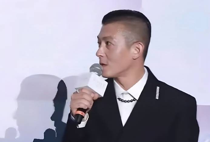 原创            陈冠希飞机争执引热议，网友一边倒力挺其维权