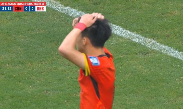 可惜！张玉宁横扫门前，王钰栋点球点推射直接打向看台