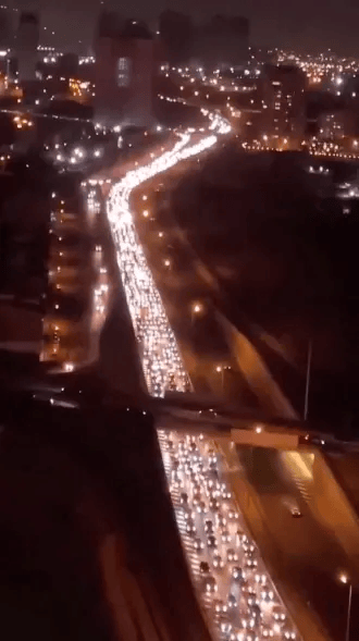 加油限额10升、高速大排长龙：大量居民逃离德黑兰