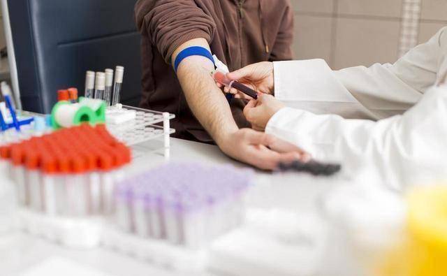 老人降血脂别控太严，越降越伤身？医生：保持这个范围就行了