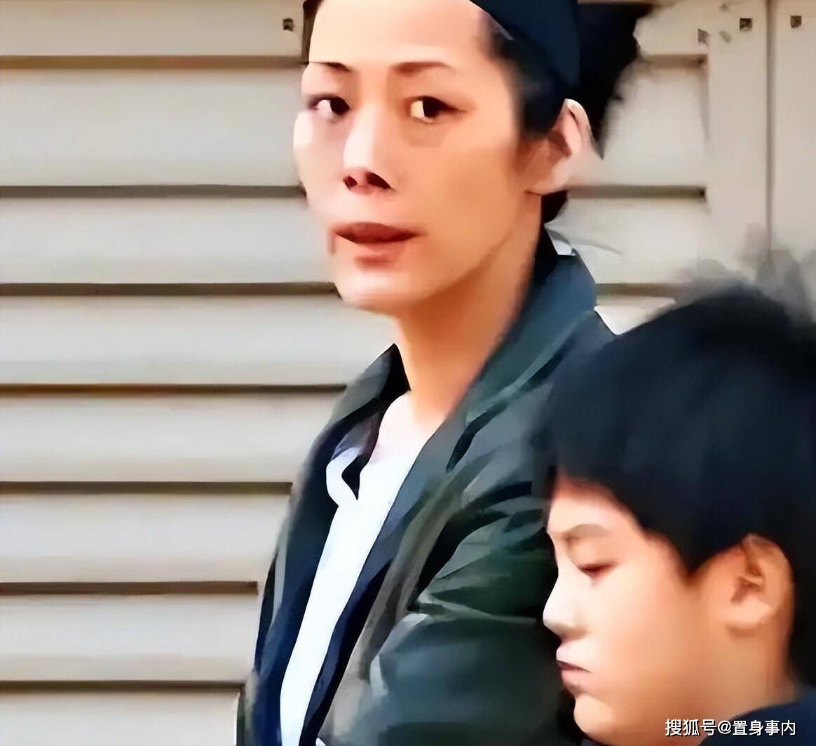 她曾是歌坛天后，如今58岁流落街头，骨瘦如柴神似流浪汉