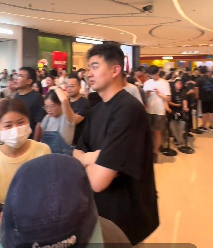 杭州一泡泡玛特新店开业2小时就关闭，商场：顾客蜂拥而至十分疯狂，不知哪些是黄牛