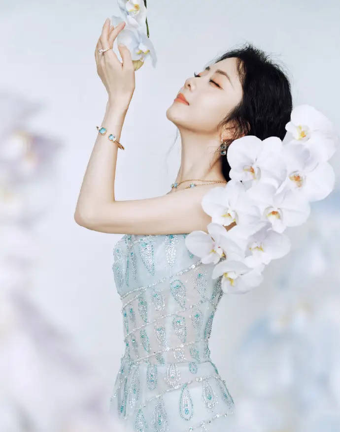 谭松韵着蓝水晶孔雀礼裙清新靓丽 波浪卷发宛如公主