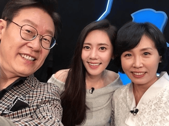 秋瓷炫晒跟韩总统李在明合影！她曾为艺术献身过限制级片