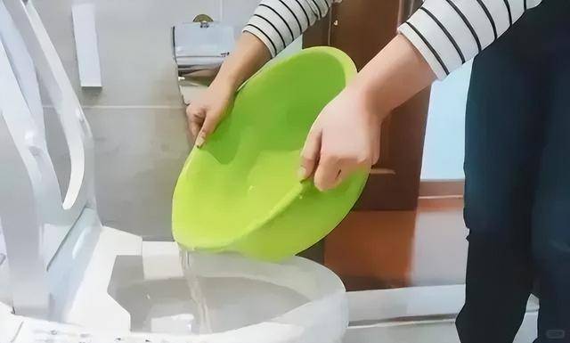 为什么不能“倒水冲厕”？很多人不懂，多亏维修师傅提醒，看似节俭实则隐患很大！