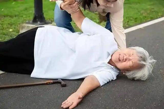 热天猝死成高发事件？医生：宁可打麻将解闷，也别做这5件高危事