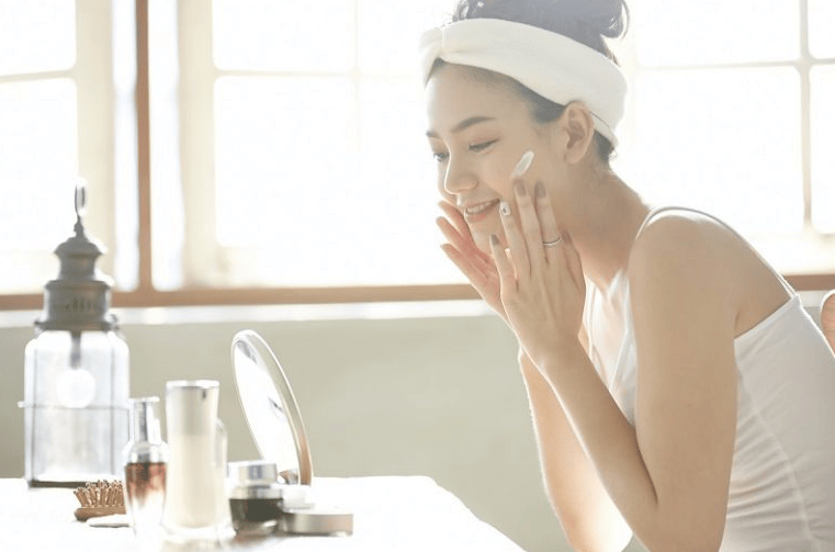 50代女性美容护肤必备指南：焕活肌肤、抗衰老的日常护理