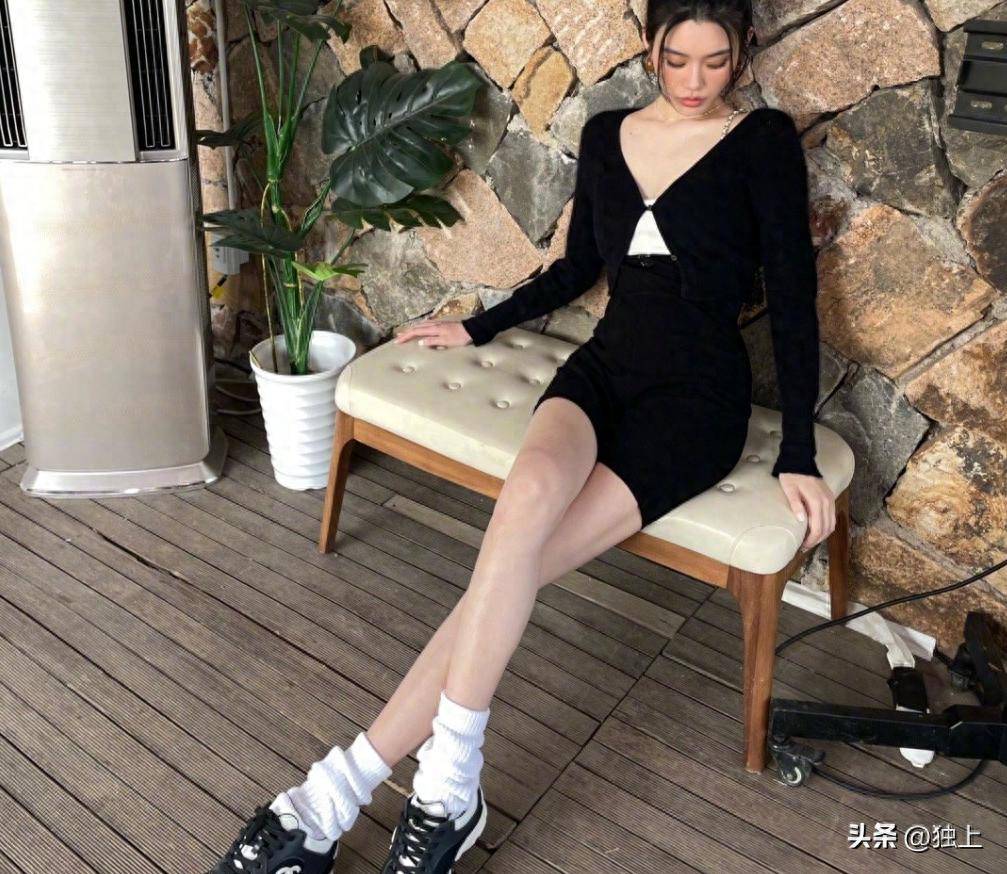 原创            36岁奚梦瑶录制综艺时，有谁注意她的腿？暴露女星产子后遗症