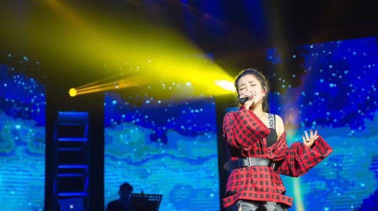 原创            何洁唱二十年全开麦才令人懂她，选秀舞台的坚持谁能比得过