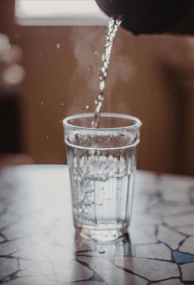 原创            白开水放凉后堪比慢性毒药？常喝65℃的水会致癌？答案来了