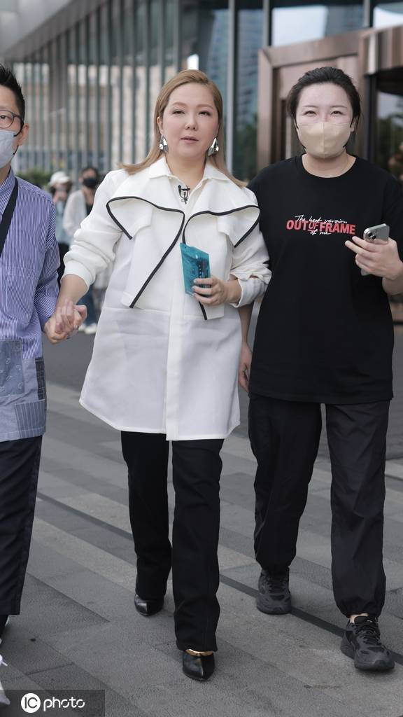 卫兰《歌手2025》上班路透 白色衬衣搭配黑色修身裤时尚大气