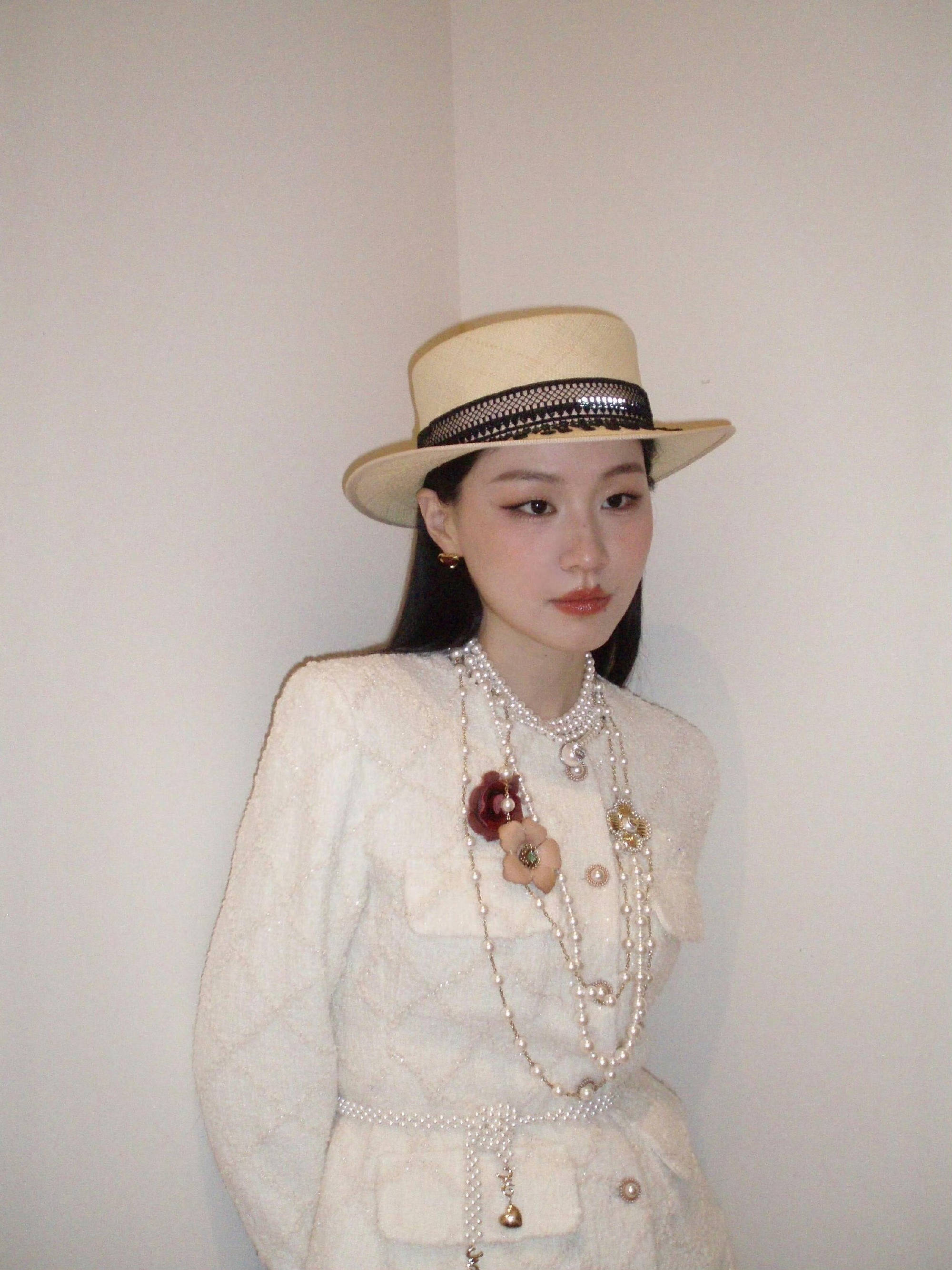 金靖穿白色小香风套装化身千金小姐 搭配蕾丝袜明艳动人