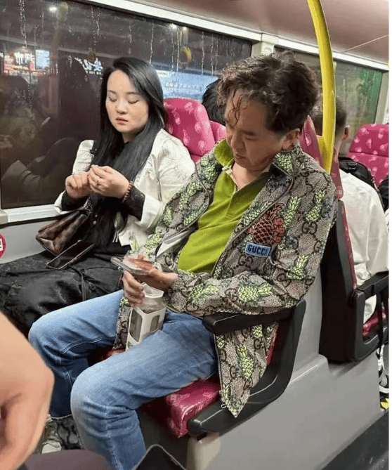 "现代韦小宝"邓兆尊坐公交车被偶遇，最穷时只有一亿，曾因拒生子险结扎