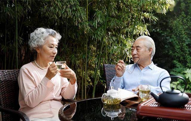 医生研究600名爱喝茶的人，意外发现：喝绿茶的人，有4点不同