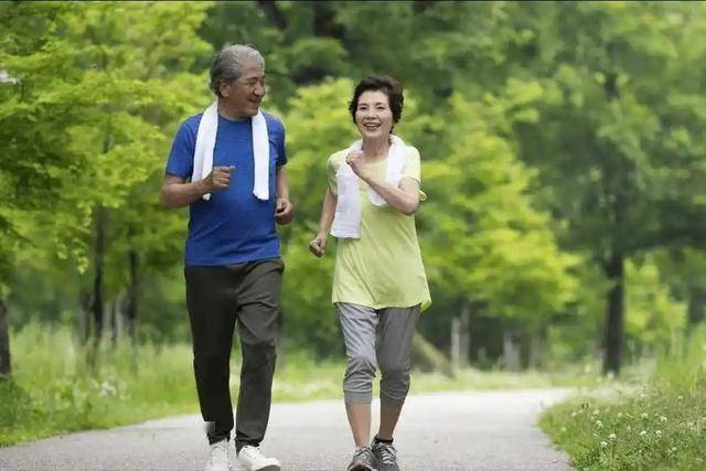 天气炎热，医生叮嘱糖尿病人：宁可早起散步，也不要养成4个恶习