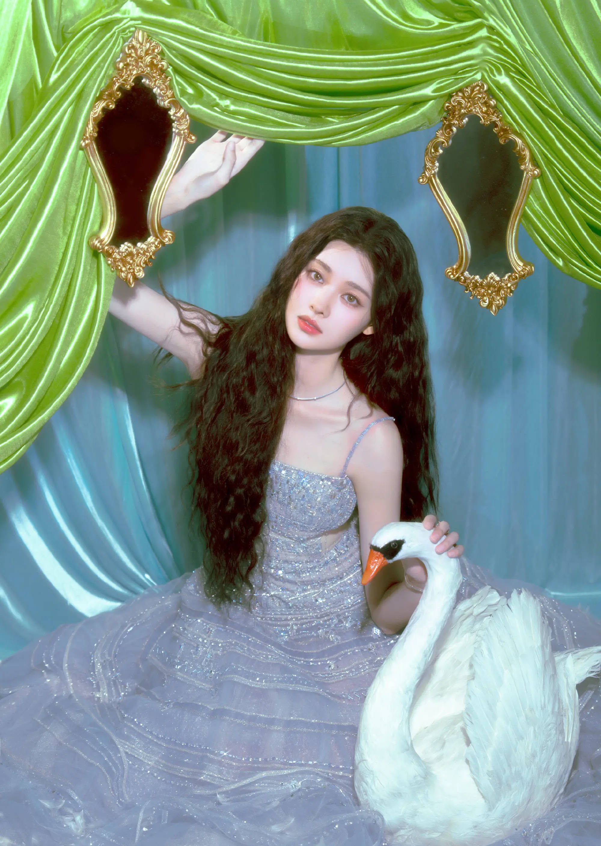 张艺上穿水波长裙美如油画 手捧天鹅化身精灵公主