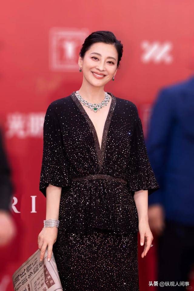 原创            梅婷豪宅内景曝光，墙上挂满名画和照片，地上堆满杂物乱得很真实