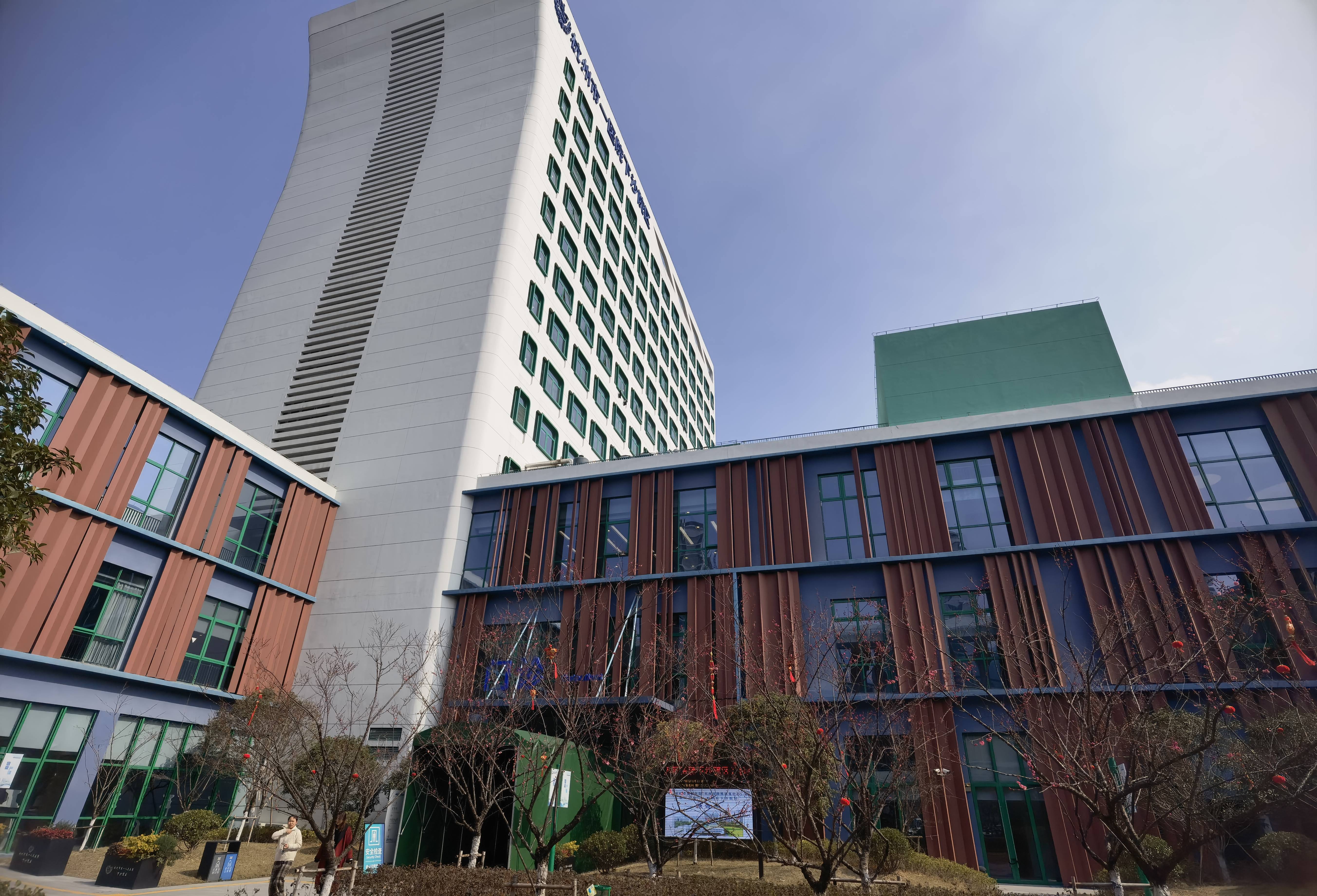 厌学自伤网瘾：手腕的伤痕与屏幕的微光：一个少年在虚拟世界的“求救信号”