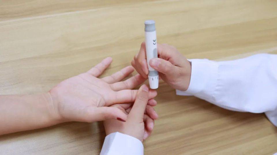 当身体出现这3种症状时，或是体内的血糖升高了，及时治疗别耽误