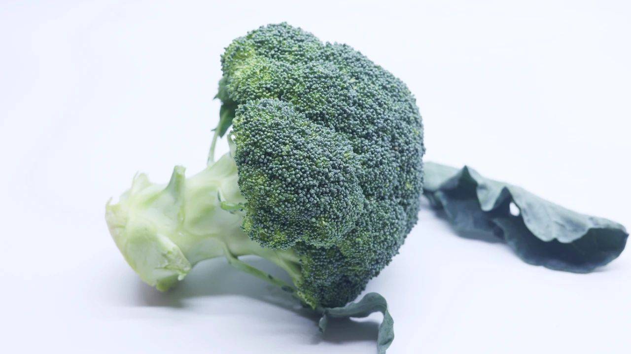 原创            女性若不想脸上爬满皱纹，常吃这几种食物，滋养肌肤，美容抗衰老