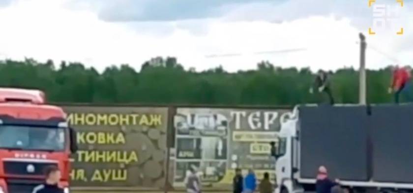 画面流出！俄媒爆：俄民众爬上卡车顶部，试图用石头阻止乌无人机起飞