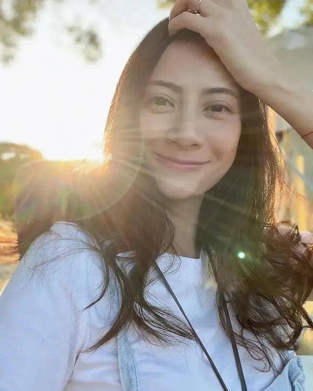 香港知名歌手为70岁贵气母亲豪办生日宴，冻龄母女惊艳全场