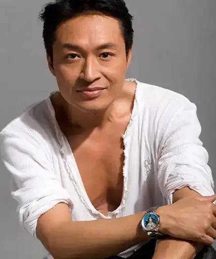 63岁马景涛直播时晕倒！后脑着地现场一片混乱