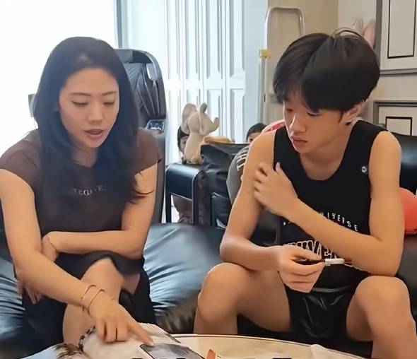 原创            星二代杨阳洋香港上学生活费曝光，一个月3500紧巴巴，靠家教弥补