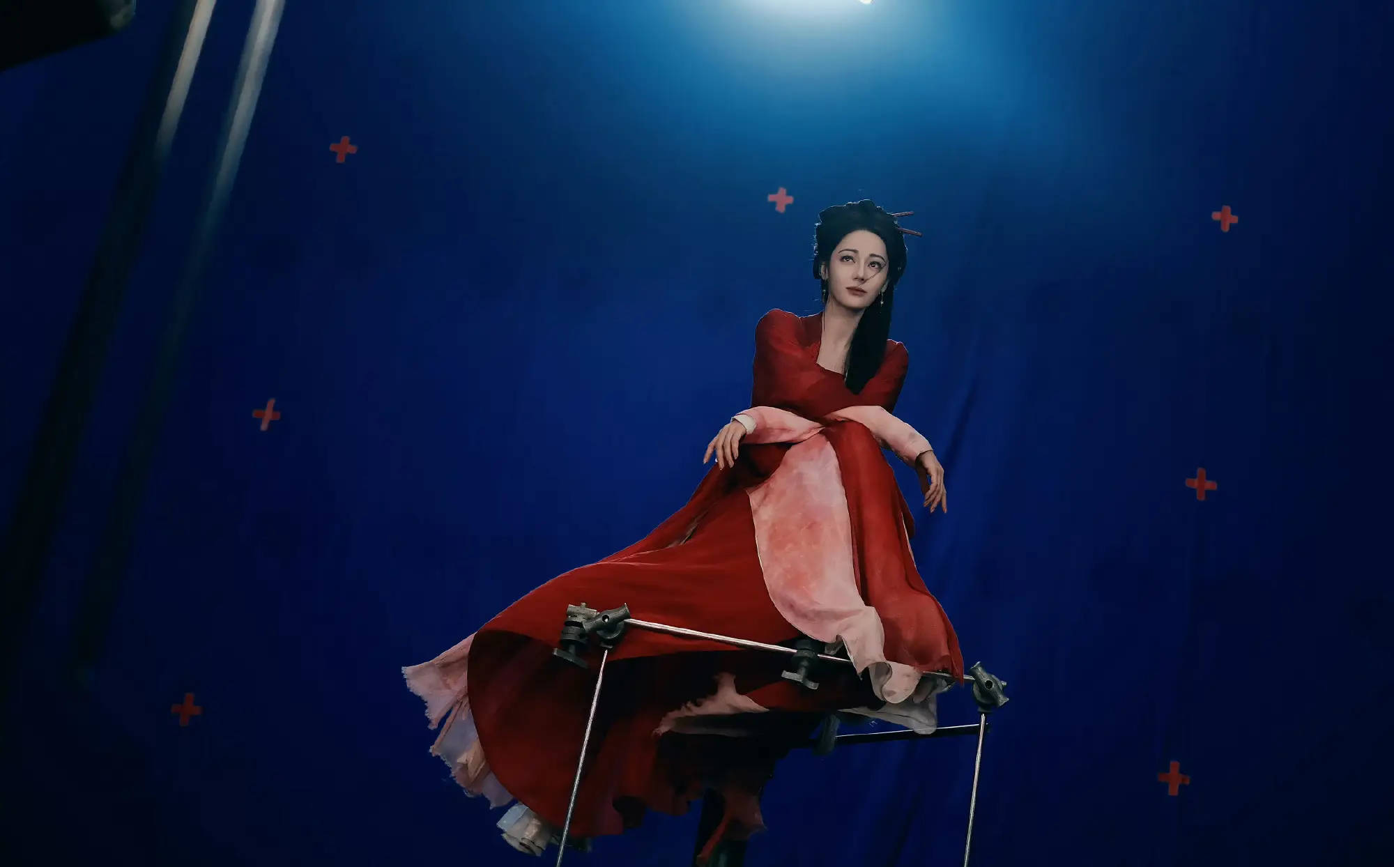 热巴一袭红色古装又美又飒 单手托腮眼神魅惑