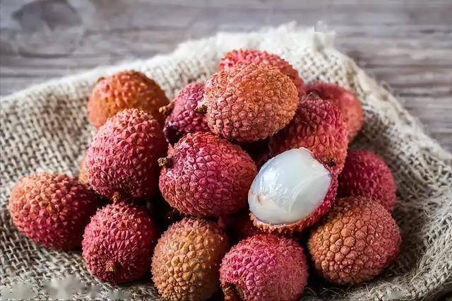 糖尿病还吃荔枝？医生反复提醒：血糖稳不住，3种水果要忌口