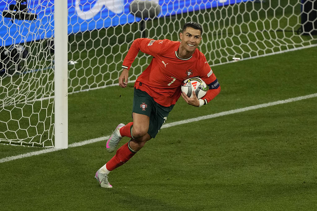 又性情了！C罗夺冠后喜极而泣 斩获国家队生涯第三冠