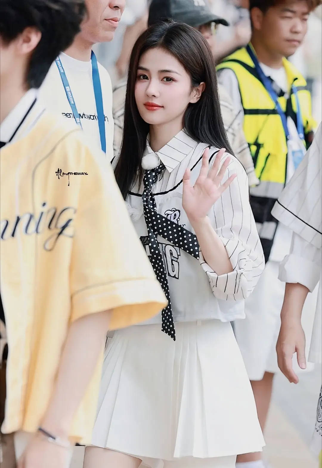 白鹿穿学院风衬衫甜美俏皮 变身肤白貌美的青春女大