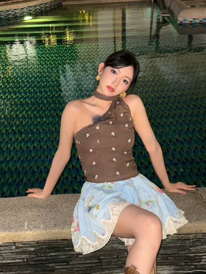 程潇穿露肩装秀优越肩颈线 单手托腮眼神有力