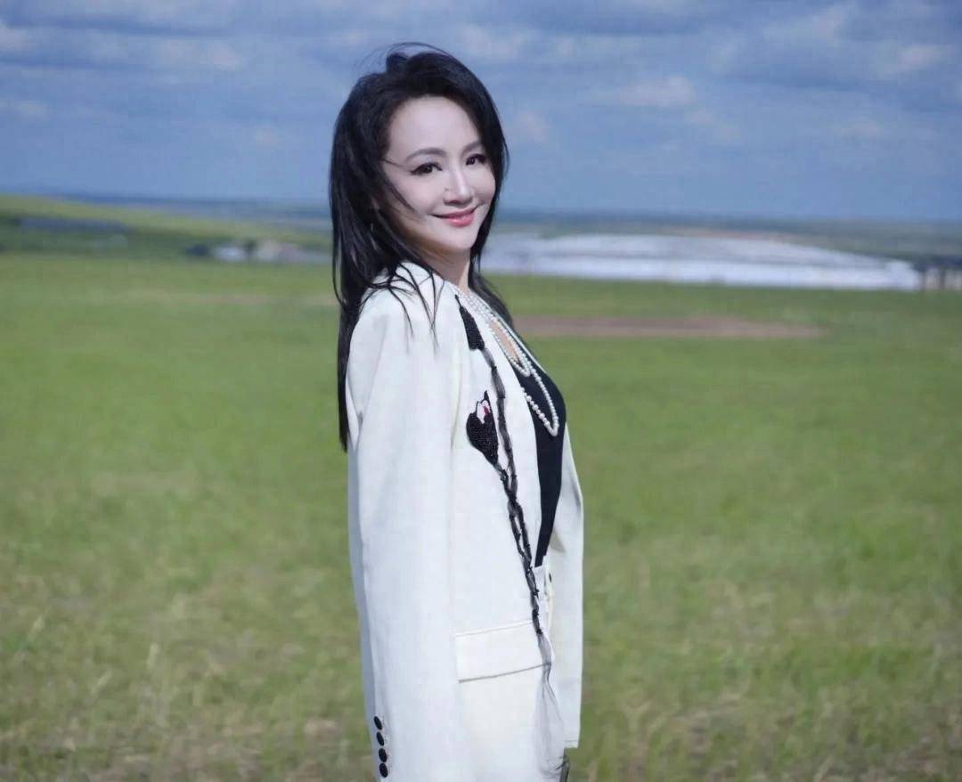 原创            51岁曹颖晒全家合照，老公王斑带儿子来探班，14岁王子美得像女孩