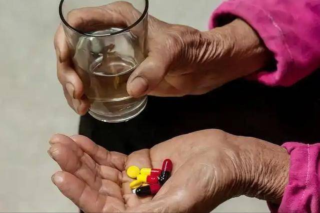 医生再三告诫：天气炎热，还在每天吃降糖药的人，要多注意这3点