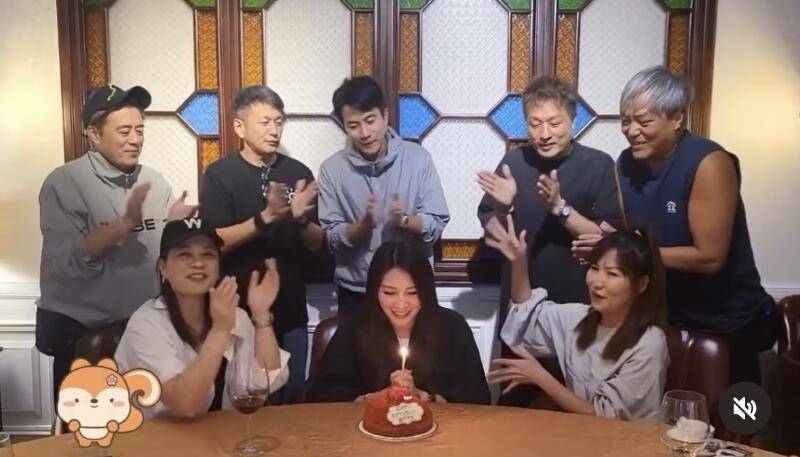 50岁刘恺威近照曝光！参加同学聚会头发乌黑显年轻