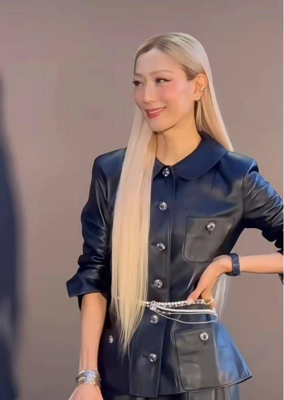 郑秀文新造型惊艳全网，黄发皮衣状态逆龄，被指撞脸任达华老婆