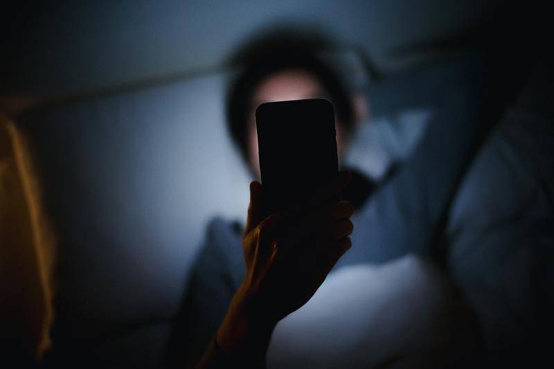 开“护眼模式”就能放心玩？这种习惯可能正毁掉你的眼睛