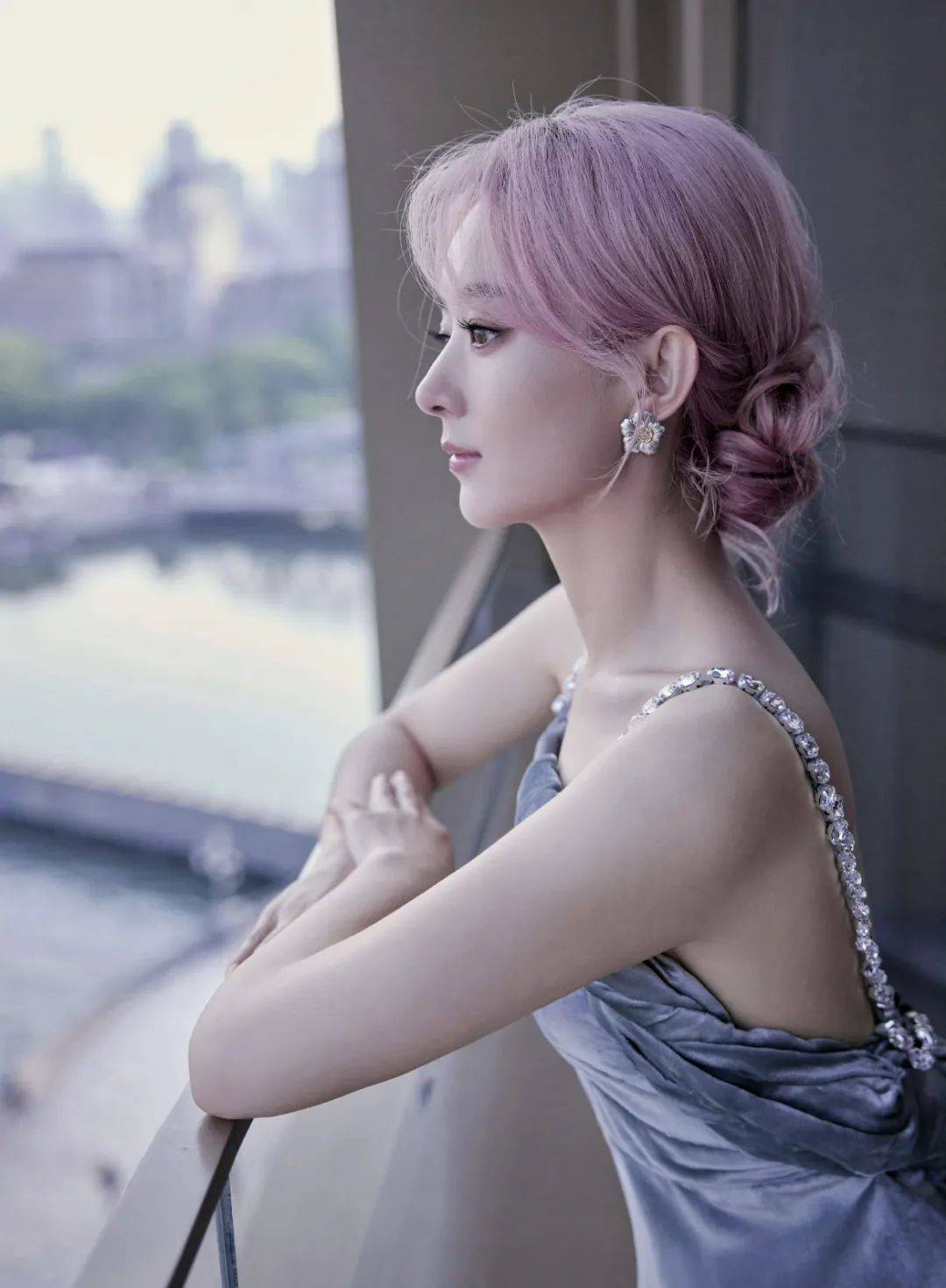 赵丽颖恋情曝光后被拍，粉发+露背裙，这仪态也太美了！