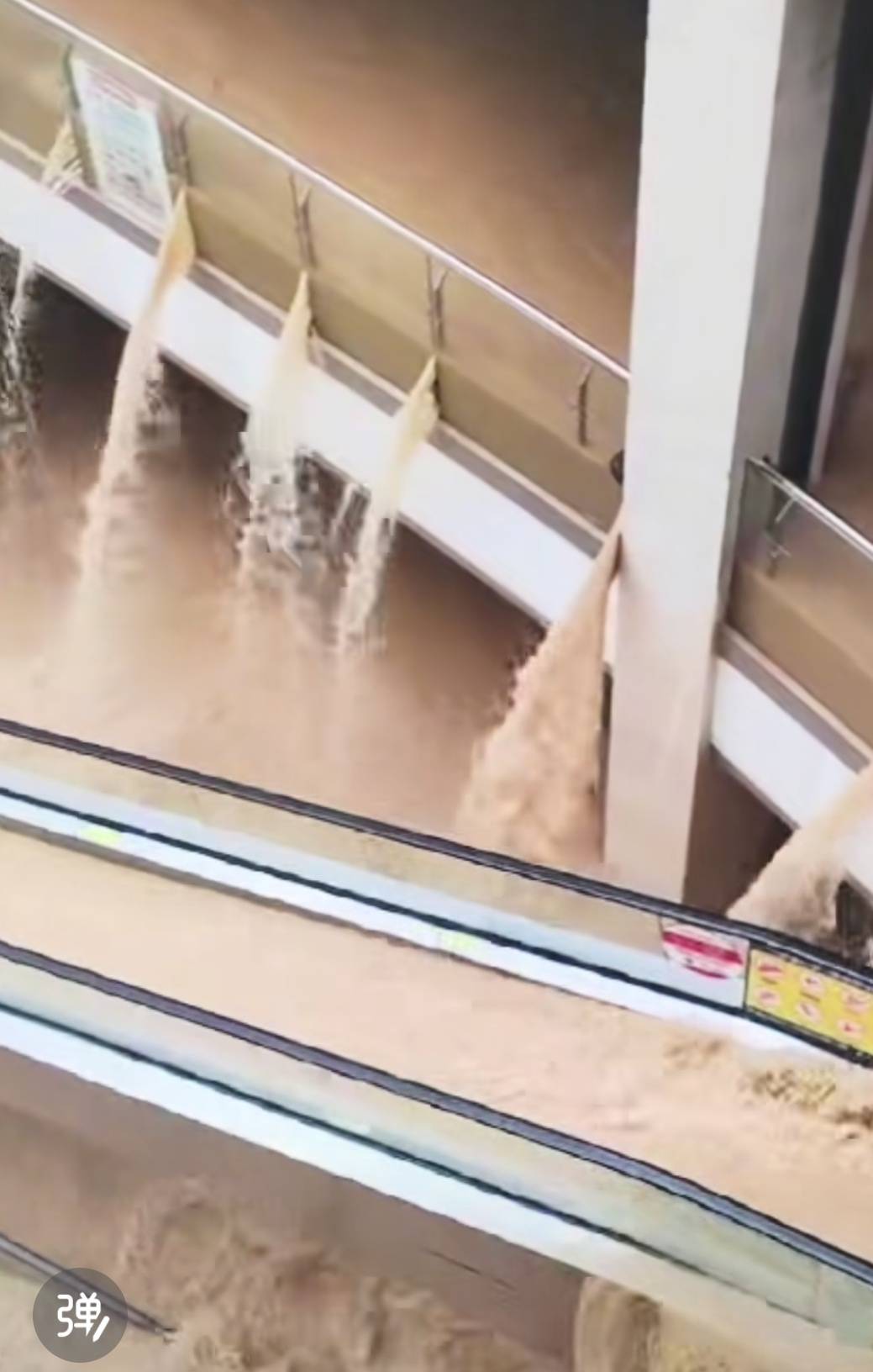 贵州榕江县一商场被淹，商户：位于三河交汇处，半夜水位上涨，有超市服装店被泡