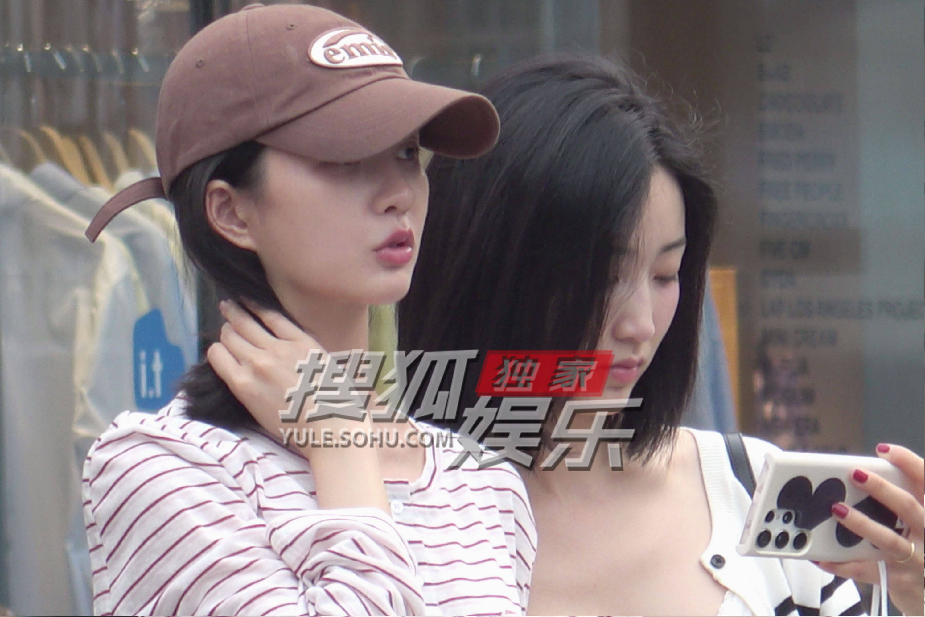 独家：刘些宁素颜逛街眼神淡然 皮肤白嫩透着健康光泽